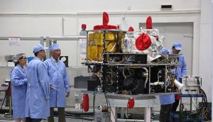 5月25日，在中國科學院上海微小衛星工程中心，量子科學實驗衛星副總設計師周依林（左三）與工作人員在量子衛星旁忙碌。