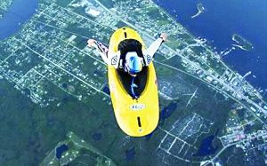 麥爾斯坐著獨木舟以80公里時速飛下，他在全球各地都玩過空中跳船。