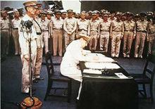 麥克阿瑟在《日本無條件投降書》上籤字