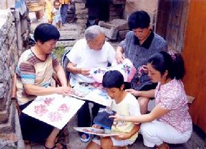 （圖）剪紙藝術，四代同堂；切磋技藝，其樂無窮。右起張崢嶸、母親鄭惠如、侄女楊卓青、外婆黃素、姨媽鄭小蕊