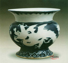 明景德鎮窯青花留白龍紋渣斗 明景德鎮窯青花留白龍紋渣斗