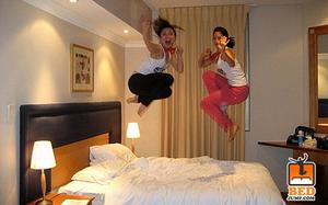兩名女子開心跳床。
