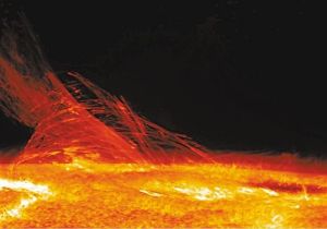 這是美國宇航局發布的由“太陽-B”觀測衛星拍攝的太陽圖片,揭示了太陽光球和日冕之間色球層的動態特性。圖像顯示,太陽磁場比人類此前知道的要狂暴得多、動態得多。