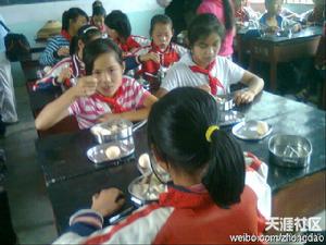 興隆國小的孩子在吃飯