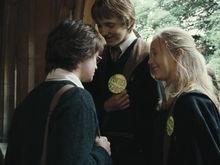 厄尼和漢娜戴著“哈利臭大糞”的徽章