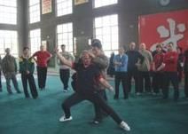 陳小旺大師在太極拳學校為海外學生正架子