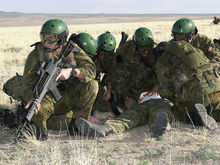 西班牙士兵手持G36突擊步槍