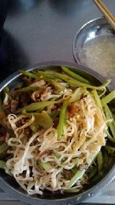 芹菜燜面 芹菜燜面