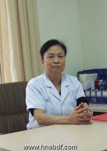 季曉瑛主任醫師、原河北省皮膚病協會理事、中國中醫協會理事委員、現任鄭州華夏白癜風醫院白癜風 科主任