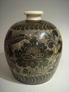 北宋磁州窯系白釉卷草牡丹紋如意形枕 北宋磁州窯系白釉卷草牡丹紋如意形枕