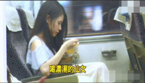 台鐵上一位長裙正妹喝濃湯，唯美氣質照瘋傳