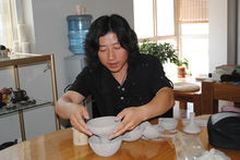 學院學生在老師的帶領下來正窯進行陶藝實踐