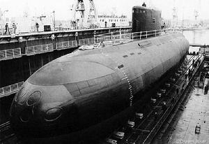 正在下水的一艘基洛級艇首的魚雷發射管