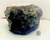 外面有磨失的熔殼，內部是淺褐色的物質