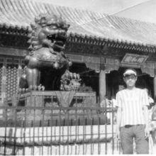 在北京頤和園門前留影