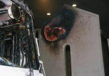 日本皇民黨車輛撞毀中國駐大阪總領事館大門