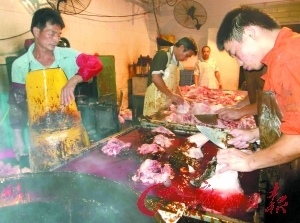 骯髒的褪毛加工區。