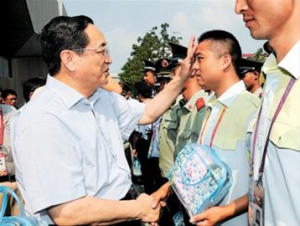 烈日下，俞正聲為世博園區服務保障人員拭去額頭的汗水