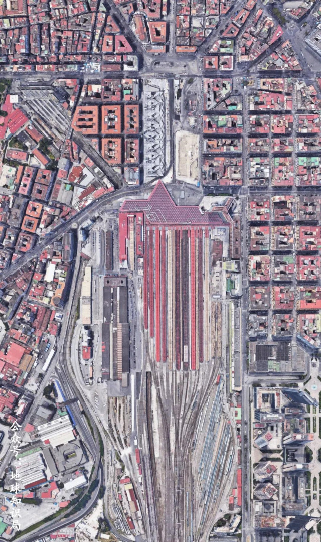 歐洲城市未必就有足夠的綠化但歐洲人民對城市景觀的要求絕對不低（義大利-那不勒斯中央車站）