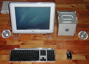 （圖）Power Mac G4 Cube外接的搭配包括：供電器、滑鼠、鍵盤、喇叭、以及一個（創意、設計）工作室用的顯示器。