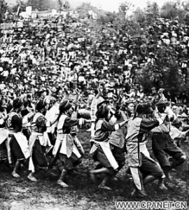 西南訪問團二分團在雲南宜良專區訪問期間，當地民眾跳起歡快的舞蹈