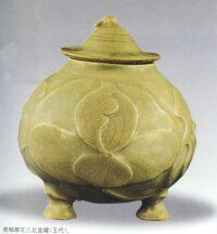青釉雕花三足蓋罐