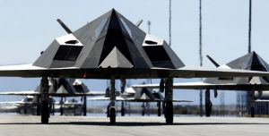 待命起飛的F-117機群