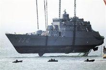 “天安艦”打撈出水