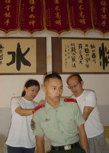 正在給武警戰士治療