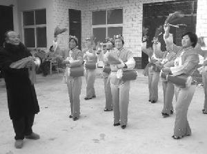 朱文彬和老年腰鼓隊