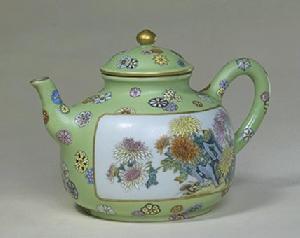 清乾隆綠地粉彩開光菊石紋茶壺