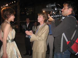 美國PBS著名主持人Margaret Warner帶著攝製團隊特意來到北京，祝賀李沁回歸創業的電視節目開機及國際時尚論壇的啟動，並專訪李沁談她的時尚媒體及品牌傳播理念。