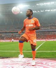 洛維亮相魯能大球場