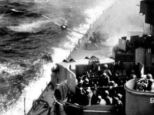 一架自殺飛機險些撞上“密蘇里”號戰列艦 