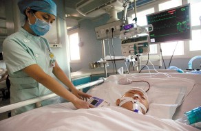 病床上的小悅悅