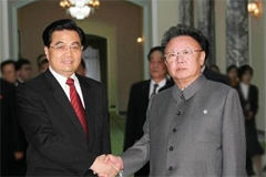 2005年10月28日，胡錦濤在平壤百花園國賓館同金正日舉行會談。胡錦濤就進一步發展兩黨兩國關係提出了四點建議：一是繼續密切高層往來，加強相互溝通；二是拓展交流領域，豐富合作內涵；三是推進經貿合作，促進共同發展；四是積極協調配合，維護共同利益。