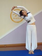 午休瑜伽體式風吹樹式