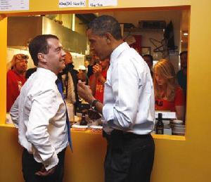 梅德韋傑夫和歐巴馬親自到櫃檯點餐。兩人要了不同口味的漢堡，不過卻共同點了一份炸薯條。“