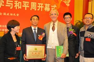 柴文達(左二)在國際科學與和平周開幕式上
