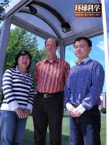 朱麗葉&middot;朱，Adrian Kitai, 張偉。他們研發的柔性太陽能帶被套用在麥克馬斯特大學校園的公共汽車候車亭進行照明