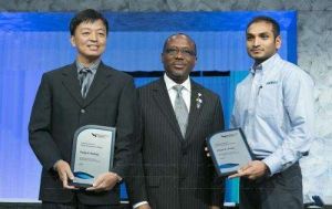 黃永恆獲美國魯道夫勳章（左）