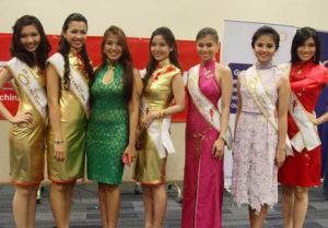 2013年3月22日晚，菲律賓菲華小姐選美賽事參賽佳麗在菲華商聯總會全菲代表大會開幕典禮上亮相。