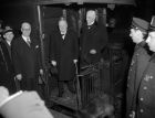 1952年1月10日，紐約中央火車站，伯納德-巴魯克（右）和英國首相溫斯頓-邱吉爾站與老朋友和賓客道別。