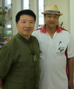 府城:名書法家:謝永田大師~台灣中國武術開拓者 :黃連順(左)合影.