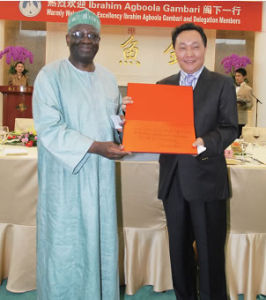 聯合國副秘書長甘巴里為工程題詞