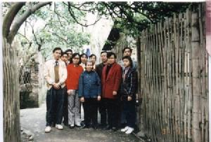 劉麗華與子女外孫合影（1986年12月19日攝於廣西師大教授樓前）
