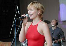 阿爾賓娜在瓦列里的樂隊做伴唱