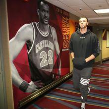 小南斯在騎士隊中父親的照片前