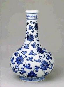 明宣德青花纏枝蓮紋瓶