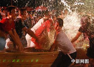 水姑娘沾水祈福